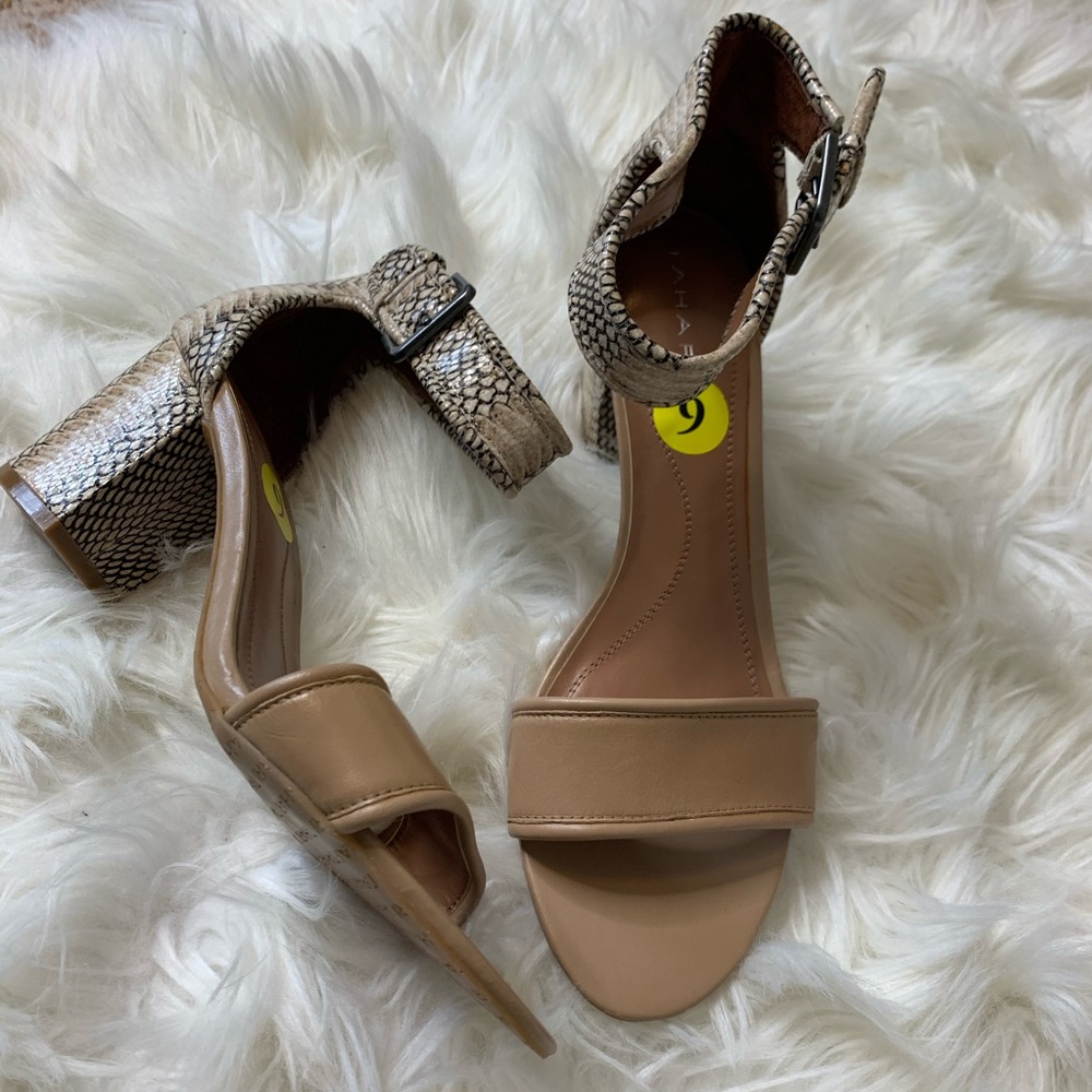 TAHARI snakeskin sandal 🐍 with chunky heal